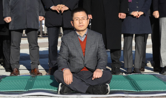 황교안 대표, "단식투쟁 시작합니다."      (서울=연합뉴스) 한상균 기자 = 자유한국당 황교안 대표가 20일 오후 청와대 앞에서 국정 대전환을 촉구하는 단식 투쟁을 하고 있다. 2019.11.20      xyz@yna.co.kr  (끝)